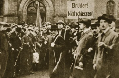 "Bröder, skjut inte!", protest i Berlin, november 1918 (sepiafoto)