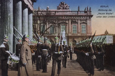 Vaktbyte vid Neue Wache, Unter den Linden, Berlin, Tyskland (färgad bild)