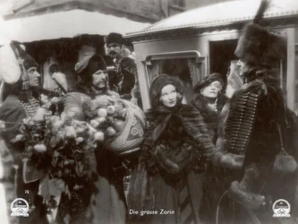 Stillbild från filmen "Den scharlakansröda kejsarinnan" med Marlene Dietrich