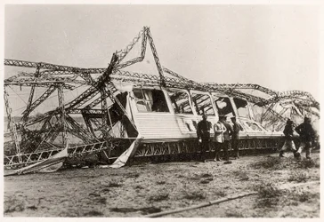 Ruinerna av Zeppelin LZ10 "Schwaben" efter dess förstörelse den 28 juni 1912 (s/v foto)