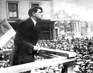 Sista fotografiet av den irländske politikern Michael Collins under hans tal till Skibbereen-kommittén, mars 1922