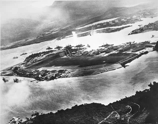 Flygfoto över Ford Island och Battleship Row, Pearl Harbor, 7 december 1941 (s/v foto)
