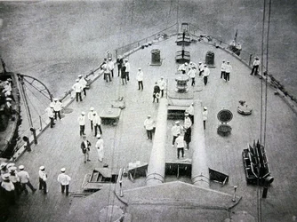 Fördäcket på "Mikasa", Japans största krigsfartyg och flaggskepp av Admiral Togo (s/v foto)