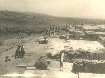 Vy över utgrävningarna av Phaistos-palatset, italiensk arkeologisk mission ledd av Luigi Pernier och Federico Halbherr, Kreta, Grekland