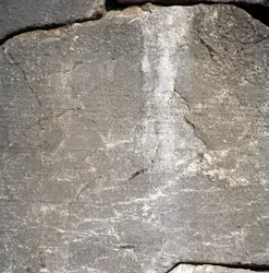 Mur med inskriptioner nära Apollontemplet i Delfi (Unescos världsarvslista).