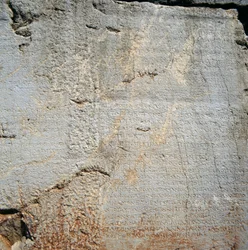 Vägg med inskriptioner nära Apollontemplet, Delphi (Unescos världsarvslista
