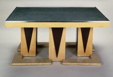 Bord, av Pierre-Emile Legrain (1889-1929), i mörklackad platan, art déco-stil. Frankrike, 1900-talet.