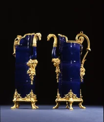 Två kannor, ca 1767 (porslin med bronskant)