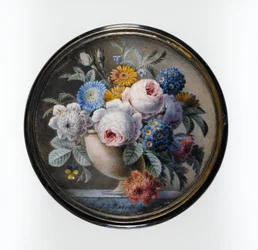 Sköldpaddsskallåda med en miniatyr av blommor i en stenvas på en marmorplatta, 1827 (wc och kroppsfärg på kort, inställd under glas i ett fäste av förgylld metall)