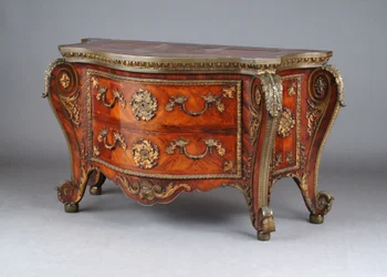 Kommode, ca 1760-75 (rosenträ och förgylld brons)