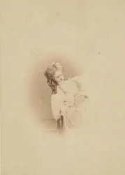 [Vignetterad sittande i Ritrosetta-klänning], 1861-67.