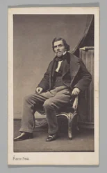 [Studioportätt: Eugène Delacroix sittande på en stol]