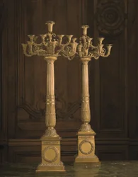 Ett par Empire-kandelabrar med tolv grenar i ormolu, tidigt 1800-tal (förgylld brons)