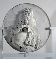 Lågrelief föreställande Ludvig XIV (1638-1715) i medaljong (marmor)