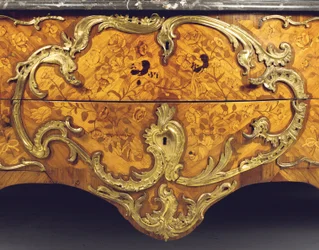 Detalj av en Ludvig XV-kommod, såld av Adrien Delorme (ormolu-monterad tulpanved, amarant, fruktträ och intarsia) (se även 463007)