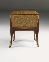 Ludvig XV kommod, c.1765-70 (ormolu monterad tulpanved, platan, amaranth & intarsia) (se även 463004, 465390 och 465391)
