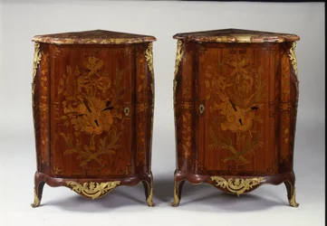 Ett par av Louis XV intarsia encoignure (trä & Breccia marmor)