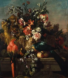 Nejlikor och andra blommor med papegojor på en piedestal