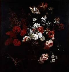 Stilleben av blommor i en kopparvas