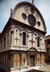 Fasad av kyrkan Santa Maria dei Miracoli (Saint Mary of the Miracles) gjord av Pietro Lombardo (1435-1515) 1481-1489 Venedig, Italien