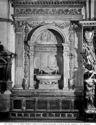Monument till Antonio Roselli (marmor)