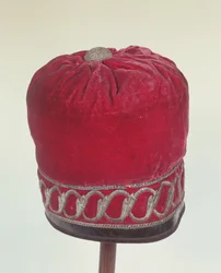 Ortodox kyrkmössa som förmodligen bars av Napoleon (1769-1821) när han korsade floden Berezyna 1812 (sammet med läder och silvertråd)