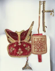 Paradsadel (textil, silver och ädelstenar)
