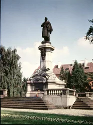 Staty av Adam Mickiewicz (1798-1855) uppförd 1898