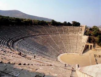 Utsikt över teatern Epidaurus realiserad av arkitekten Polyclete le Jeune i Grekland.