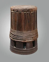 Tambour, Pahu, från Marquesasöarna (trä och snöre)