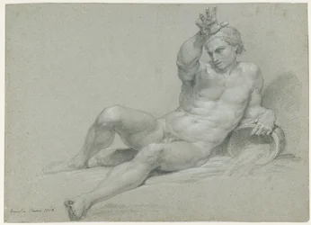 Nakenstudie av en liggande manlig modell med höger arm höjd, i en antik flodguds pose, sedd snett från vänster