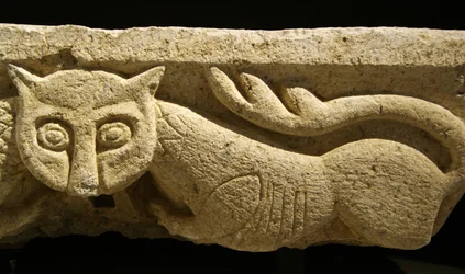 Detalj av en zoomorfisk huvudstad från en av de ursprungliga kolumnerna. (granit)