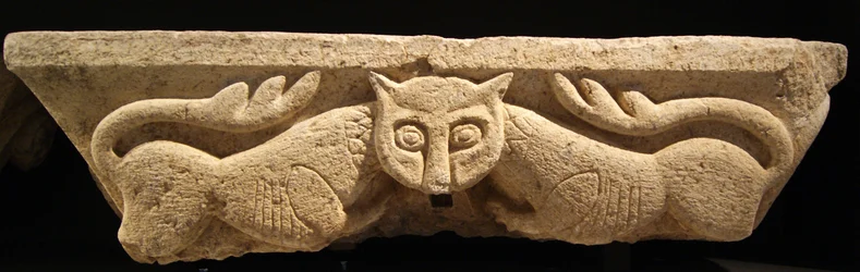 Zoomorphic Capital från en av de ursprungliga kolumnerna. (granit)