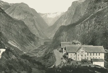 The Valley and Hotel, Stalheim, Norge, 1895.