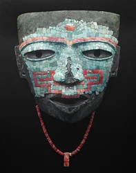 Begravningsmask täckt av turkos och röd skalmosaik. Artefakt från Teotihuacan, Mexico City. Teotihuacan Civilization - Precolombian konst: begravningsmask av turkosa och rosa stenar från civilisationen Teotihuacan III (300-650 e.Kr.) Mexiko. Mexi