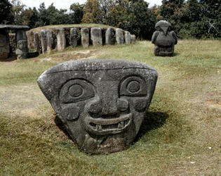 Megalitisk skulptur av trekantigt huvud
