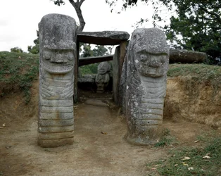 Megalitisk skulptur av zoomorfa karyatider