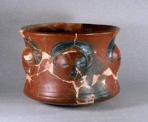 Pre-columbiansk konst, Kotosh-kultur: terrakottamottagare med mänskliga ansikten. Dämpa. 16,2 cm 1000 f.Kr.-800 e.Kr. Lima, Nationalmuseet för antropologi och arkeologi, Peru