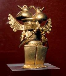 Pre-columbiansk konst, Quimbaya civilisation (Colombia): antropomorf statyett i guld. 400-1400 e.Kr. Madrid, Museo de America