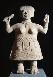 Pre-columbiansk konst, Totonac-civilisation: statyett av pretress-armar i luften 600-900-talet efter JC Från El Tajin (sten)