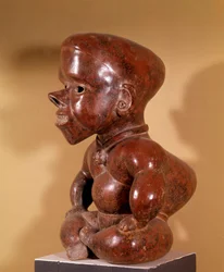 Pre-columbiansk konst: statyett av naken puckelrygg som sitter. Från Colima. Civilisationen av de västra kusterna. 300-1250 e.Kr. Guadalajaras arkeologiska museum