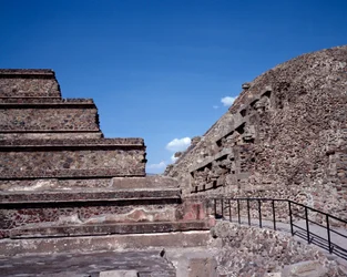 Pre-columbiansk civilisation: utsikt över platsen för Teotihuacan (300 f.Kr.-600 e.Kr.): Quetzalcoatls tempel eller den fjäderbeklädda ormens tempel. Mexiko