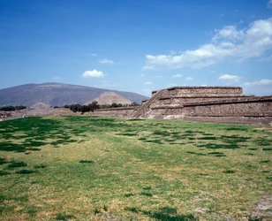Pre-columbiansk civilisation: utsikt över platsen för Teotihuacan (300 f.Kr.-600 e.Kr.): solens tempel (eller pyramid). Mexiko