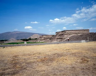 Pre-columbiansk civilisation: utsikt över platsen för Teotihuacan (300 f.Kr.-600 e.Kr.): solens tempel (eller pyramid). Mexiko