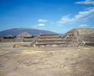 Pre-columbiansk civilisation: utsikt över platsen för Teotihuacan (300 f.Kr.-600 e.Kr.): solens tempel (eller pyramid). Mexiko