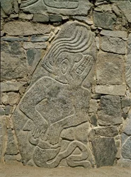 Vägg med relief av en krigare
