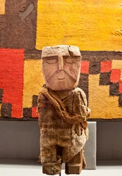 Begravningsstatyett / Peru, Chancay-kulturen (Målat trä, textilfiber.)
