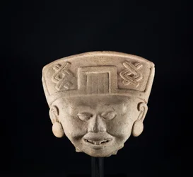 Statyett "Leende" / Mexiko, Totanaque-kulturen (terrakotta)