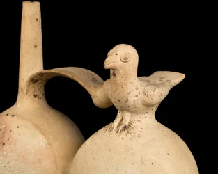 Vit keramik med dubbel kropp och brygghandtag / Chanc culture (terrakotta)