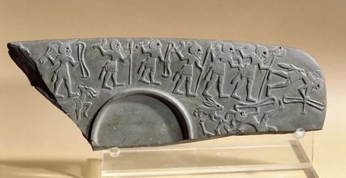 Fragment av jägarpaletten, möjligen från Tell el-Amarna (skiffer)